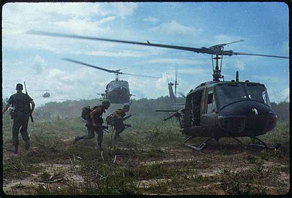 Vietnam_War_Helicopters_Airlift